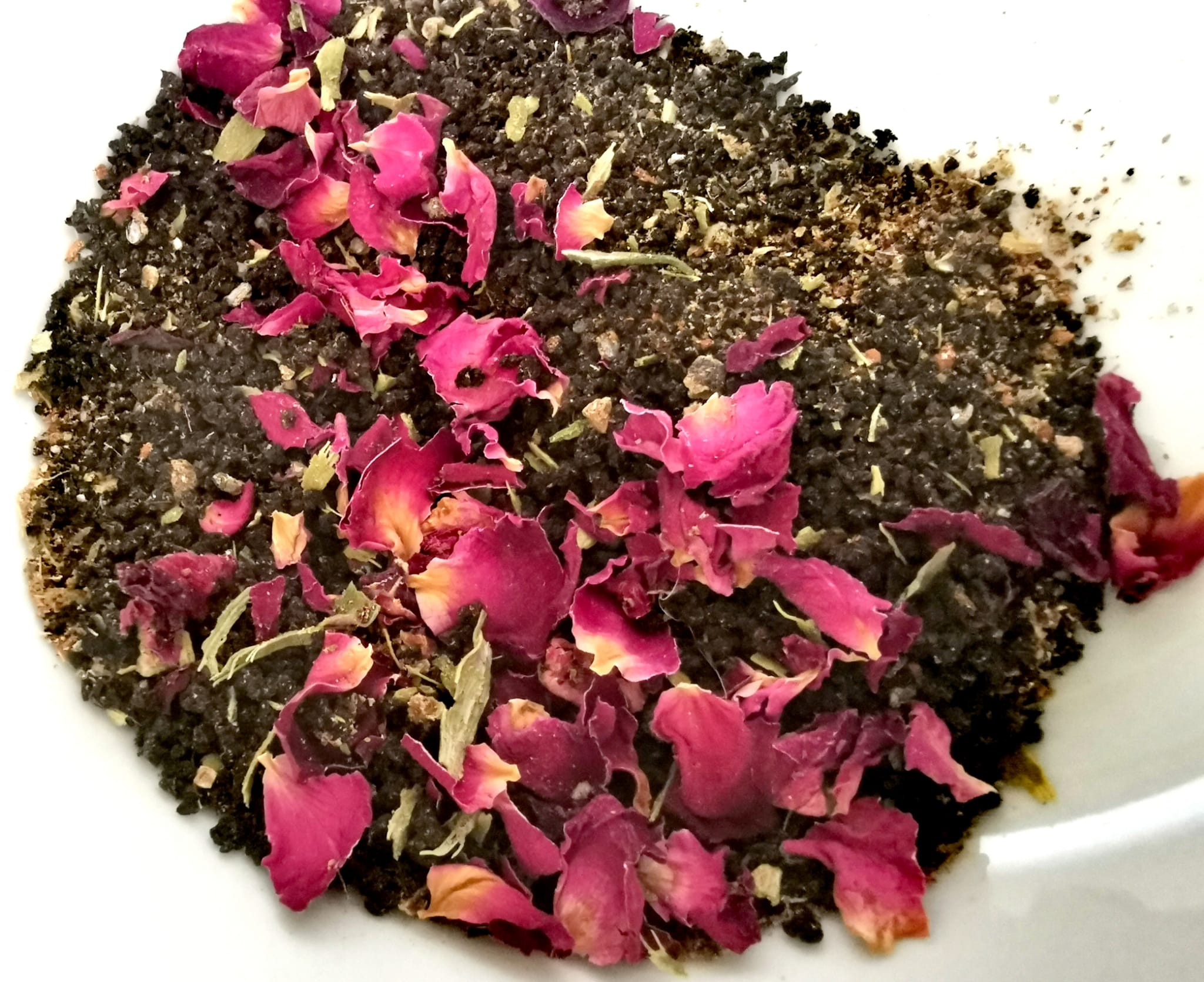 Rosé Chai loose tea blend – rose petals and spiced Assam black tea